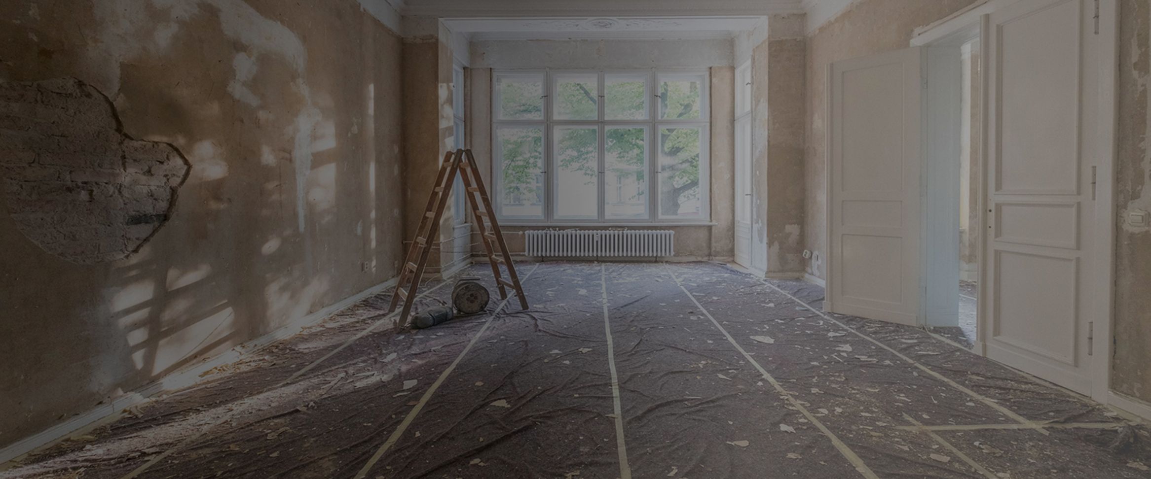 Wohnungssanierung mit Fußbodenschutz und Leiter